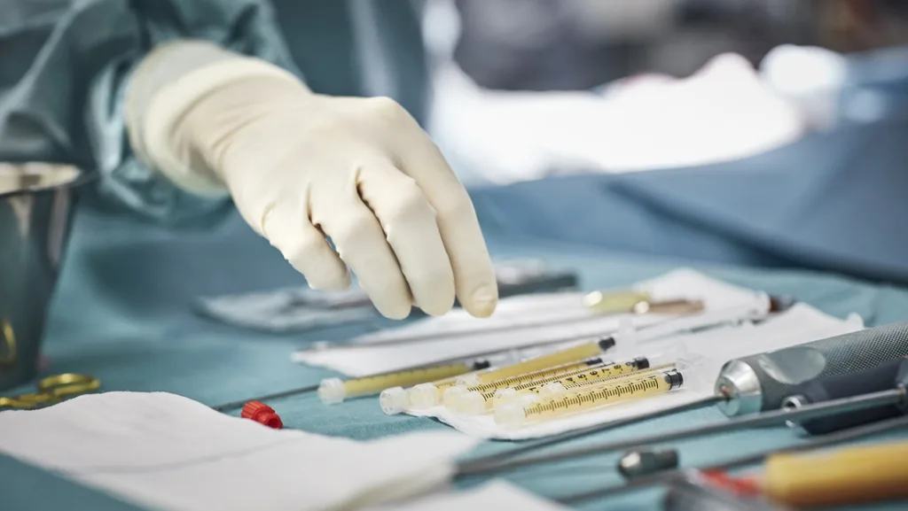 Despiden a médico que dio bótox gratis a una modelo de OnlyFans a cambio de sexo
