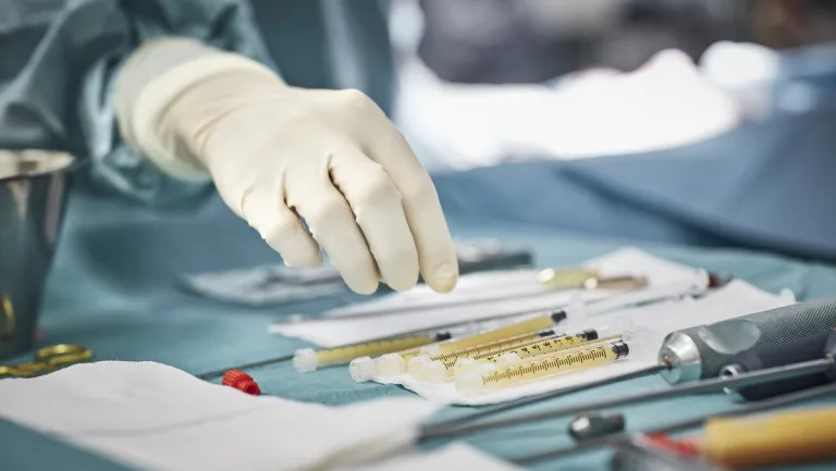 Despiden a médico que dio bótox gratis a una modelo de OnlyFans a cambio de sexo