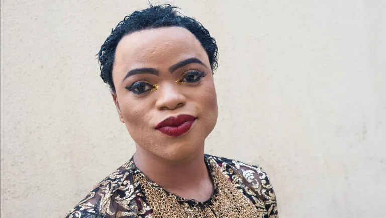 Encarcelan a un travesti nigeriano por lanzar dinero al aire