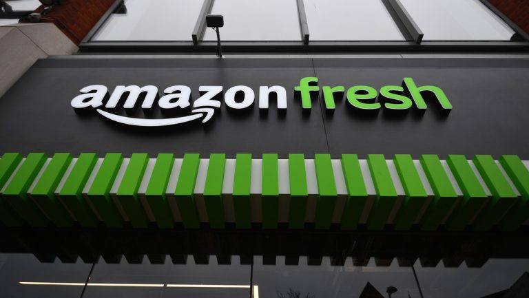 Inteligencia no tan artificial: tiendas robotizadas de Amazon requerían más de 1.000 personas en la India