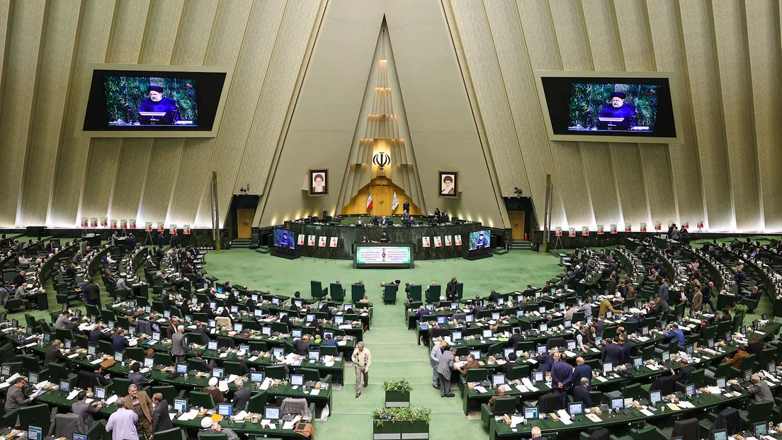 "¡Muerte a Israel!": Miembros del Parlamento iraní celebran el operativo de Teherán