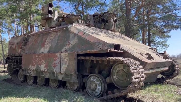 Tropas rusas hallan enterrado un "innovador tanque urbano" de Ucrania