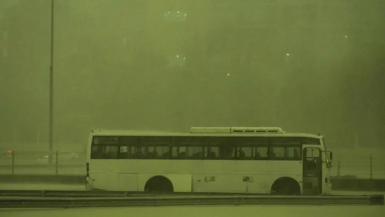 VIDEO: Cielo verde y tormenta apocalíptica se suman al caos climático en Dubái