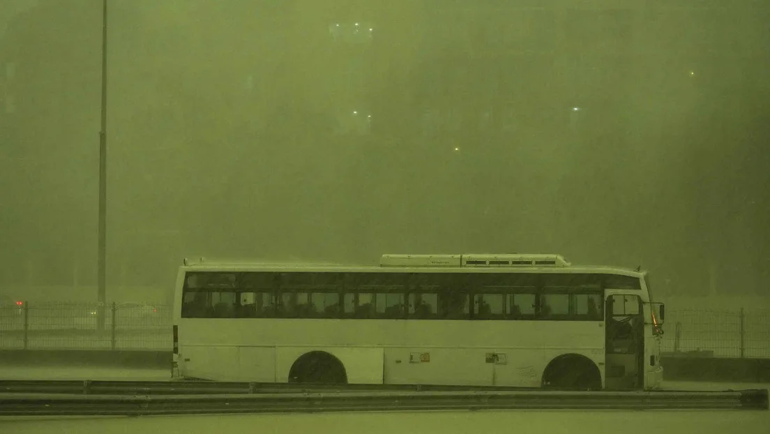 VIDEO: Cielo verde y tormenta apocalíptica se suman al caos climático en Dubái