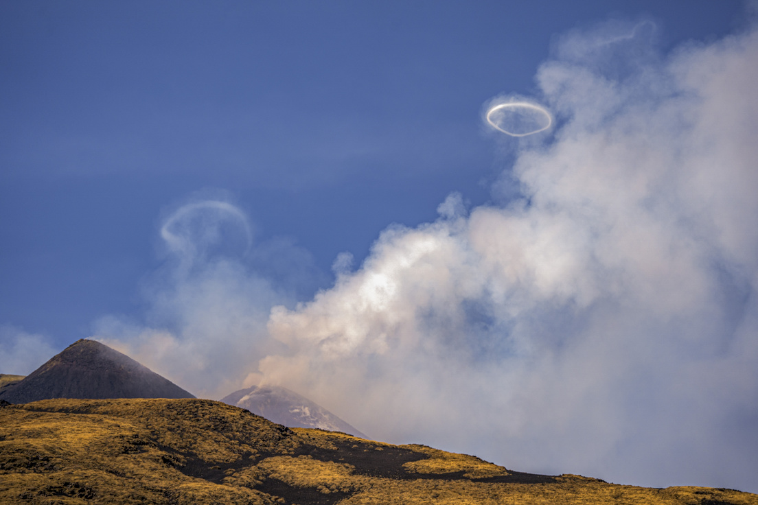 VIDEO: El volcán Etna se despierta y transforma el cielo en un espectáculo único