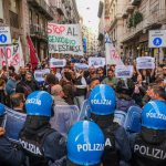 Varios heridos en enfrentamientos entre la Policía y protestantes 'anti OTAN' en Nápoles