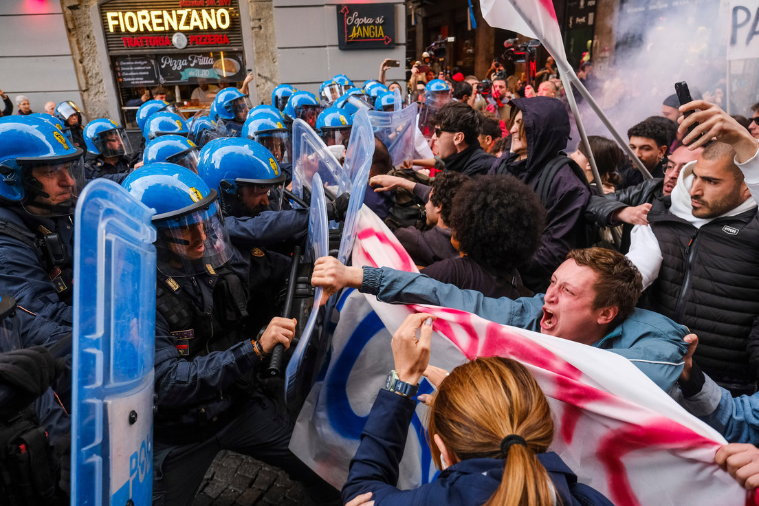 Varios heridos en enfrentamientos entre la Policía y protestantes 'anti OTAN' en Nápoles