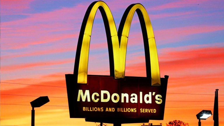 McDonald's considera introducir un menú de 5 dólares