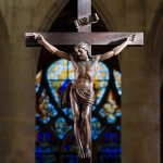 Un cura estadounidense afirma que "Jesús murió con una erección"