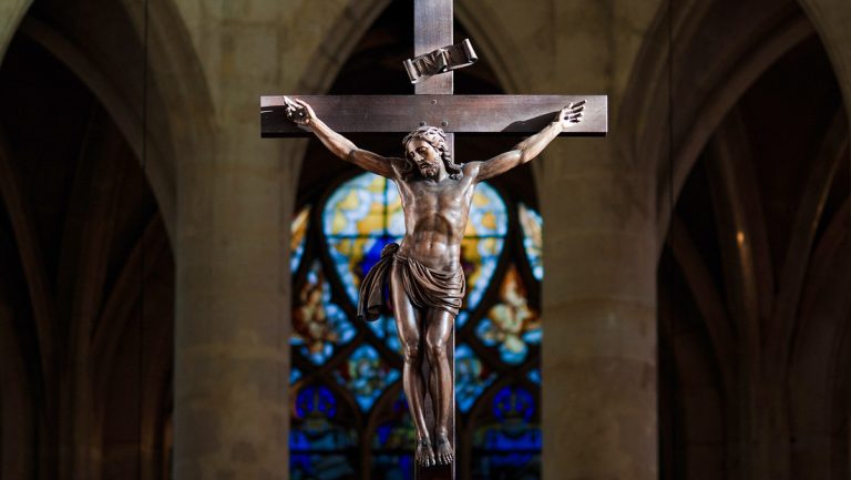 Un cura estadounidense afirma que "Jesús murió con una erección"