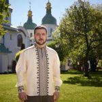 Zelenski: "Dios tiene un parche con la bandera ucraniana en el hombro"