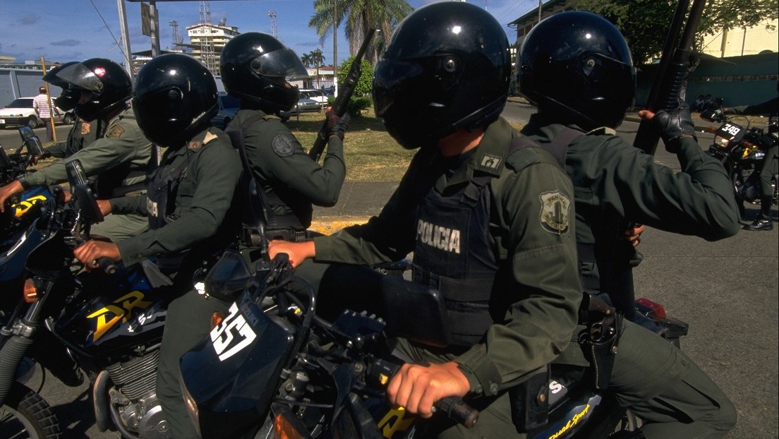 Agentes de la Policía panameña en las calles de Colón.