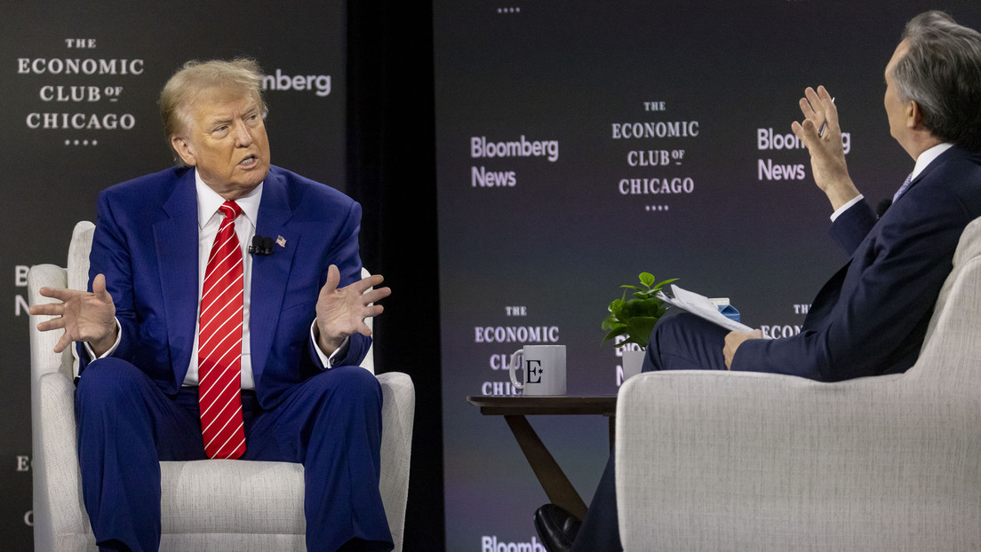 Donald Trump habla con el editor en jefe de Bloomberg, John Micklethwait, durante una aparición en el Club Económico de Chicago el martes 15 de octubre de 2024.