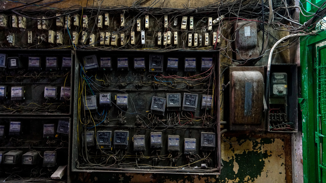 Una caja eléctrica enredada en el vestíbulo de un edificio de apartamentos el 28 de marzo de 2023 en el centro de La Habana, Cuba.