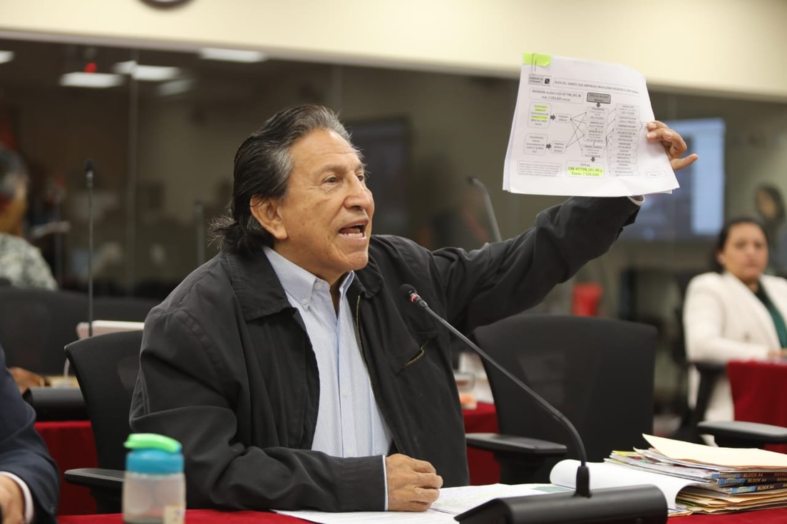 El expresidente de Perú, Alejandro Toledo, muestra una hoja durante una sesión del juicio oral en su contra el 16 de octubre de 2024 en Lima.