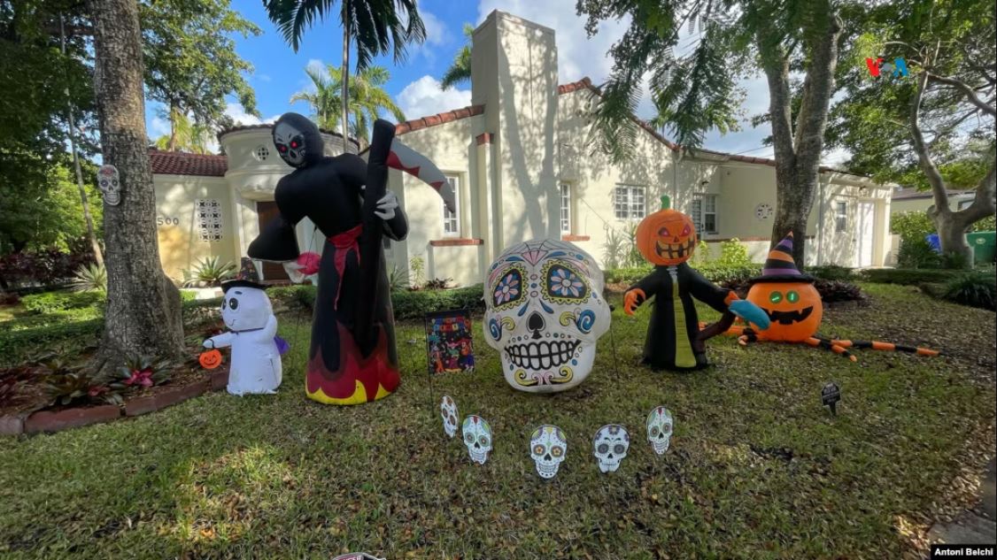 Un jardín de Miami, Florida, estaba decorado este 30 de octubre de 2024 con algunas figuras carabelas, figuras y calabazas para festejar el día de Halloween. (Foto: Antoni Belchi / VOA)