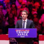 El comediante Tony Hinchcliffe habla durante un acto de campaña del expresidente de EEUU Donald Trump en el Madison Square Garden de Nueva York el 27 de octubre de 2024.