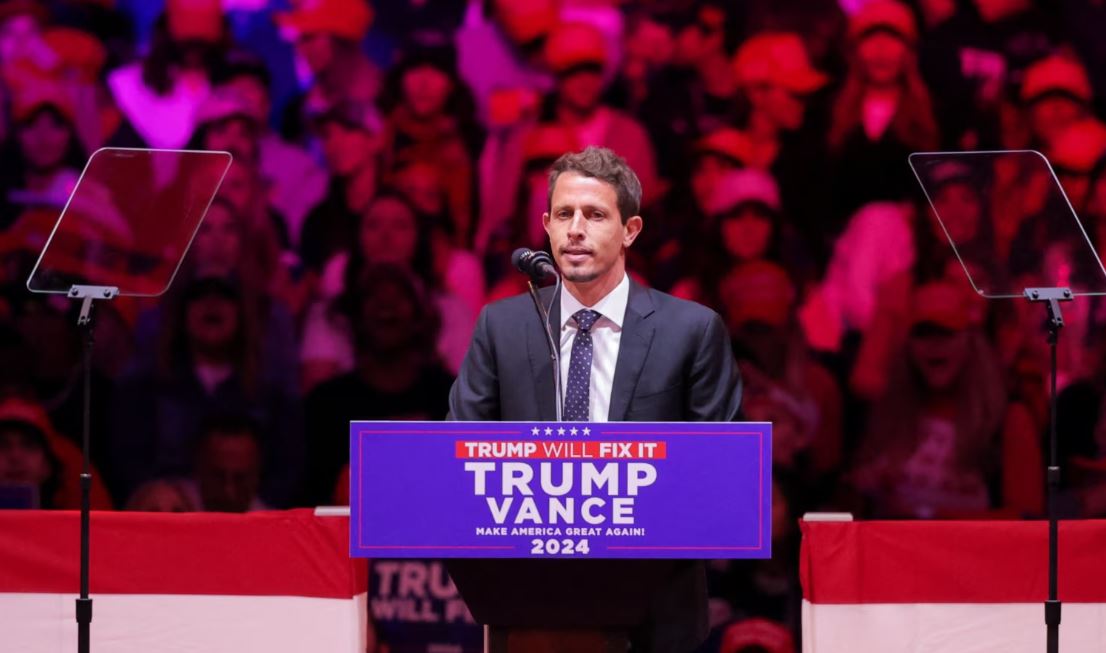 El comediante Tony Hinchcliffe habla durante un acto de campaña del expresidente de EEUU Donald Trump en el Madison Square Garden de Nueva York el 27 de octubre de 2024.