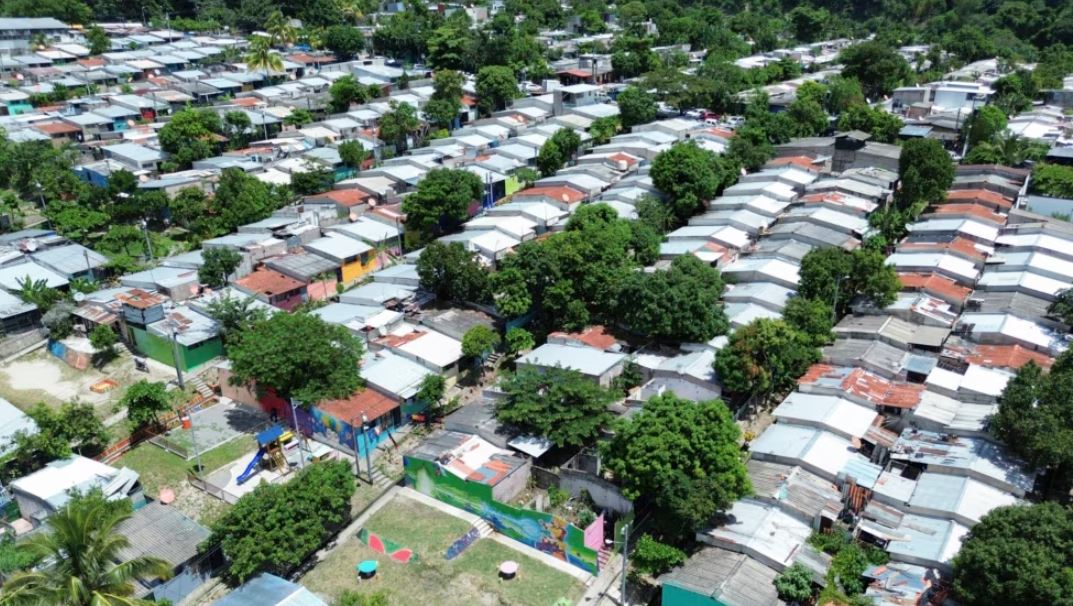 Vista aérea del barrio La Campanera de Soyapango, El Salvador, el martes 3 de septiembre de 2024. Autoridades policiales del país informaron que desmantelaron una red internacional de pornografía infantil que operaba en la nación centroamericana. (Foto AP/Salvador Meléndez).