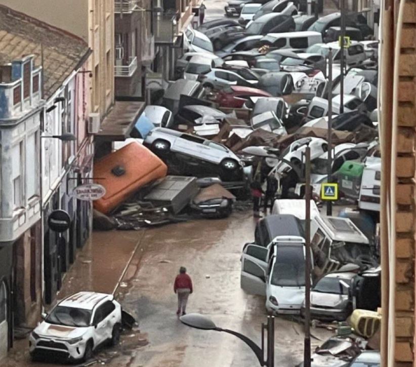 Una mujer ve el desastre tras el fuerte temporal en Valencia.