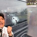 Evo Morales muestra los impactos de bala.