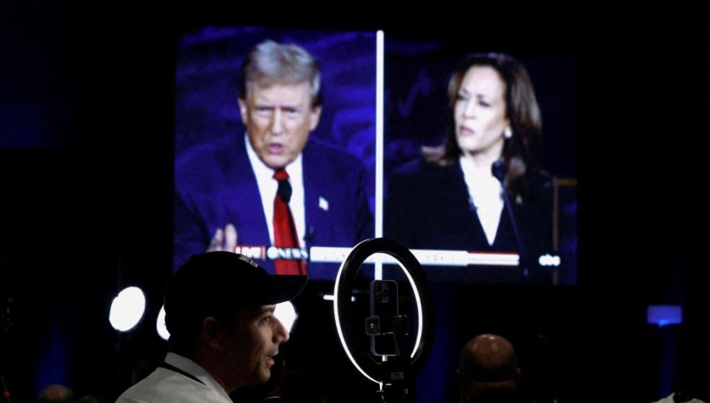 ARCHIVO - Miembros de los medios de comunicación usan una pantalla para ver el debate presidencial entre el expresidente republicano Donald Trump y la vicepresidenta demócrata Kamala Harris en Filadelfia, Pensilvania, EEUU, el 10 de septiembre de 2024