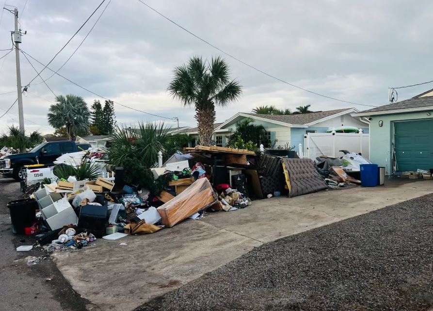 En la foto parte de los escombros que no han sido recogidos tras el paso de Helena en Tampa, Florida.