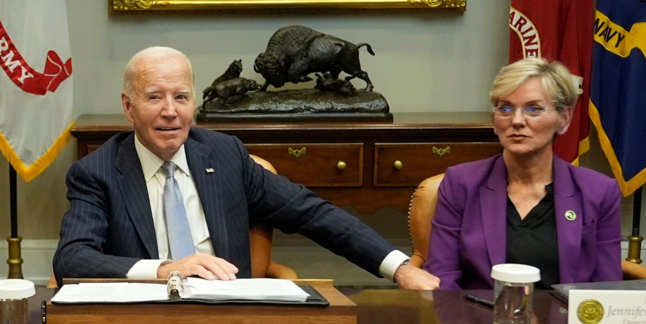 El presidente Joe Biden habla sobre la respuesta del gobierno federal a los huracanes Milton y Helene, mientras la secretaria de Energía Jennifer Granholm lo escucha, en la Sala Roosevelt de la Casa Blanca, el viernes 11 de octubre de 2024, en Washington.