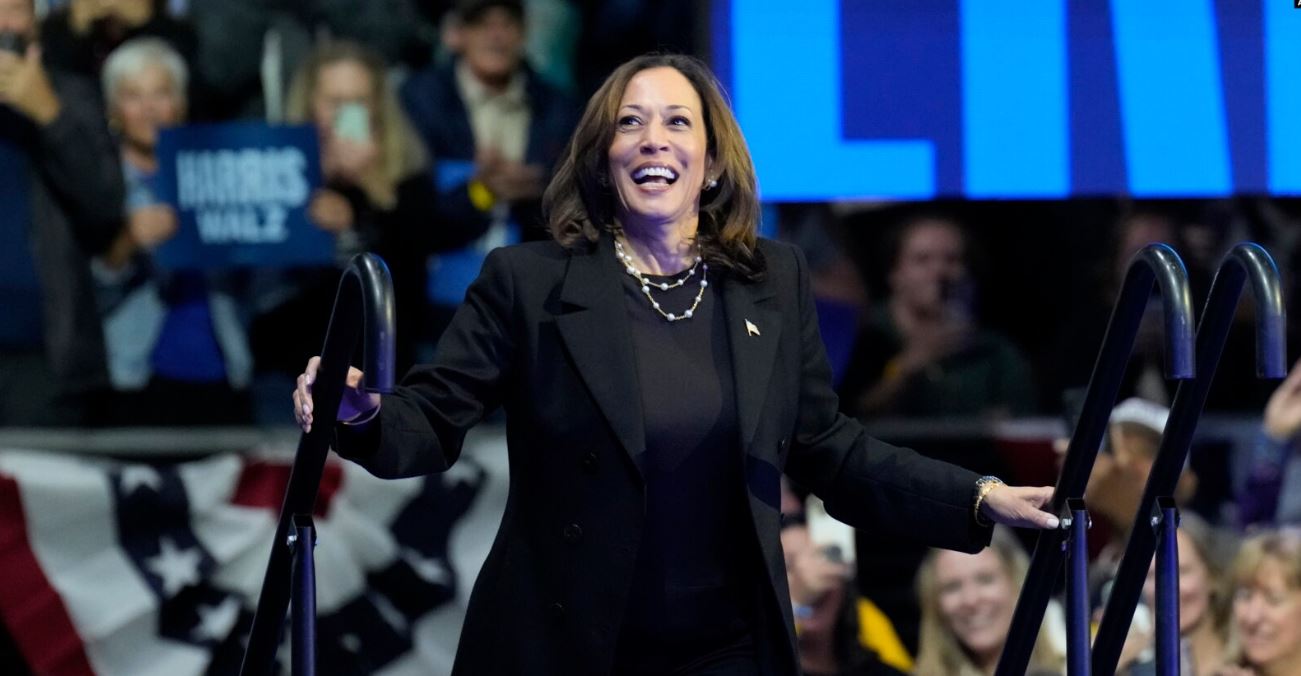 La candidata presidencial demócrata, la vicepresidenta Kamala Harris, llega para hablar durante un mitin de campaña en el Erie Insurance Arena, en Erie, Pensilvania, el 14 de octubre de 2024.