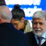 El presidente de Brasil, Luiz Inácio Lula da Silva, izquierda, y su asesor principal, Celso Amorim, asisten a una ceremonia en Santiago, Chile, el martes 6 de agosto de 2024. (Foto AP/ Esteban Félix)