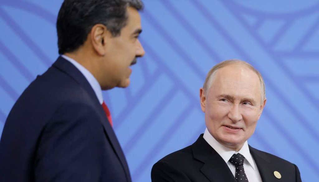 El presidente de Rusia, Vladimir Putin, comparte con el presidente de Venezuela, Nicolás Maduro, al margen de la cumbre BRICS en Kazán el 23 de octubre de 2024.