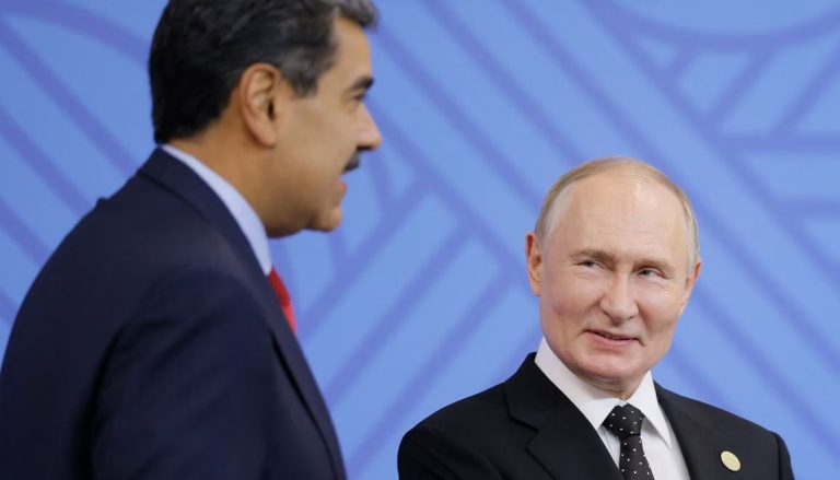 El presidente de Rusia, Vladimir Putin, comparte con el presidente de Venezuela, Nicolás Maduro, al margen de la cumbre BRICS en Kazán el 23 de octubre de 2024.