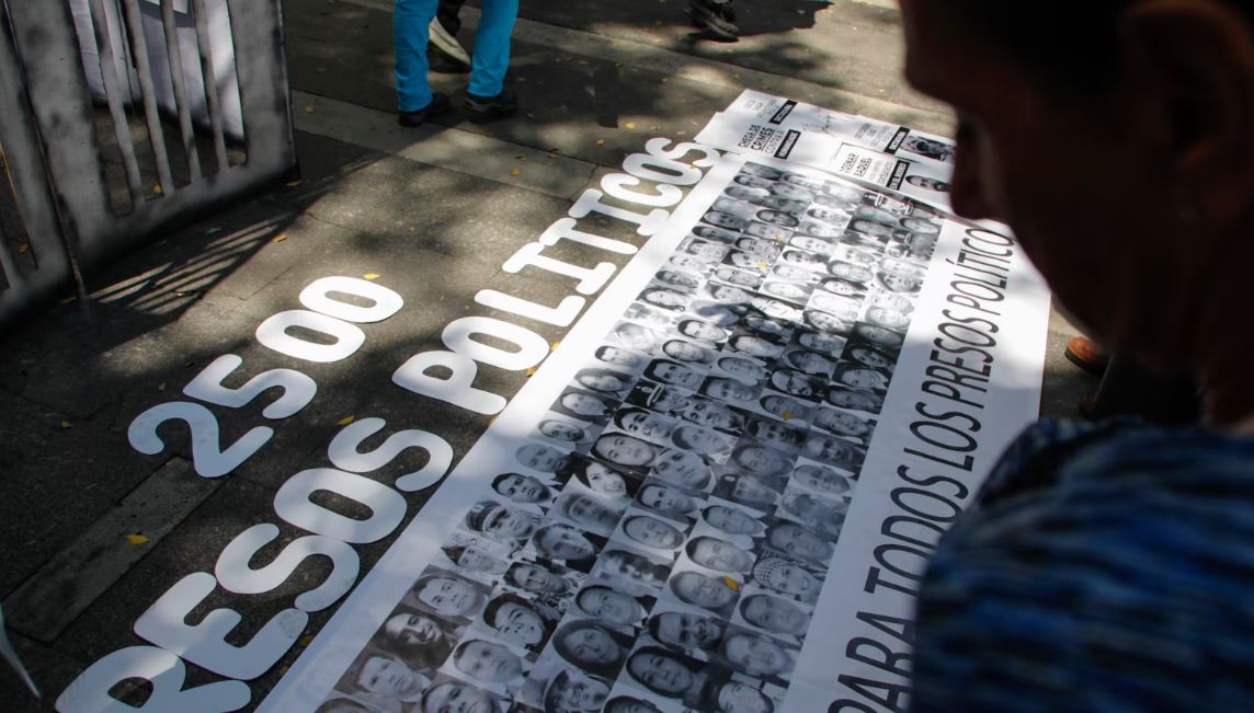 Un cartel muestra los rostros de presos políticos durante una protesta para pedir su liberación en Caracas, Venezuela, el miércoles 11 de septiembre de 2024. El gobierno de Nicolás Maduro los cataloga de "conspiradores" y "terroristas". [Foto AP/Cristian Hernández]