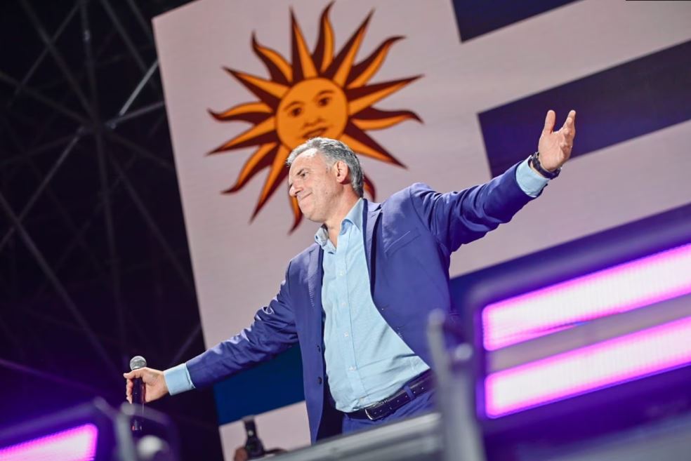 El candidato presidencial del Frente Amplio, Yamandú Orsi, habla tras conocerse el resultado de las elecciones generales del domingo, 27 de octubre de 2024, en Montevideo, Uruguay.