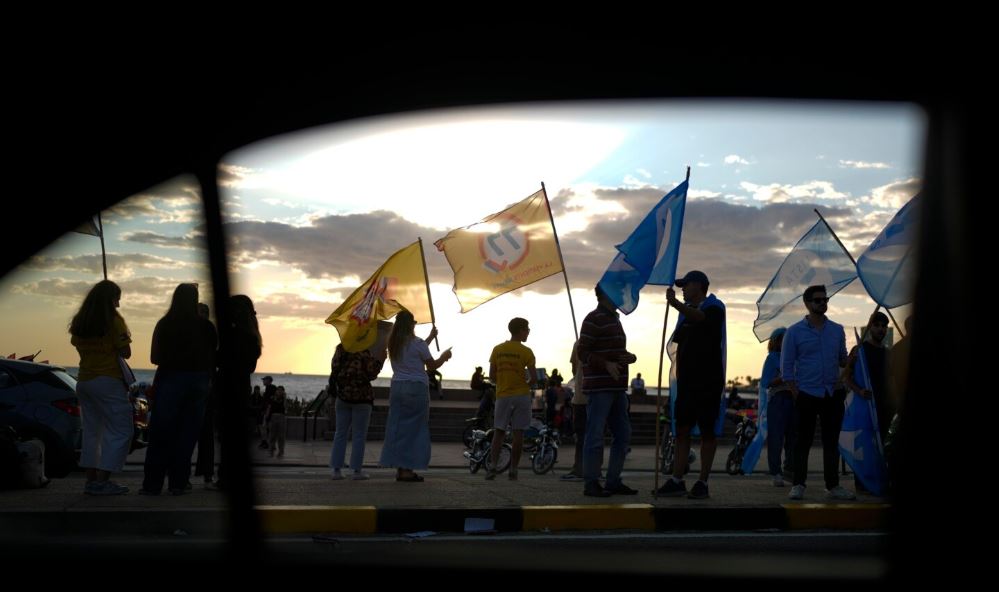 Miembros de un partido político se manifiestan un día antes de las elecciones generales, en Montevideo, Uruguay, el sábado 26 de octubre de 2024. (Foto AP/Natacha Pisarenko)