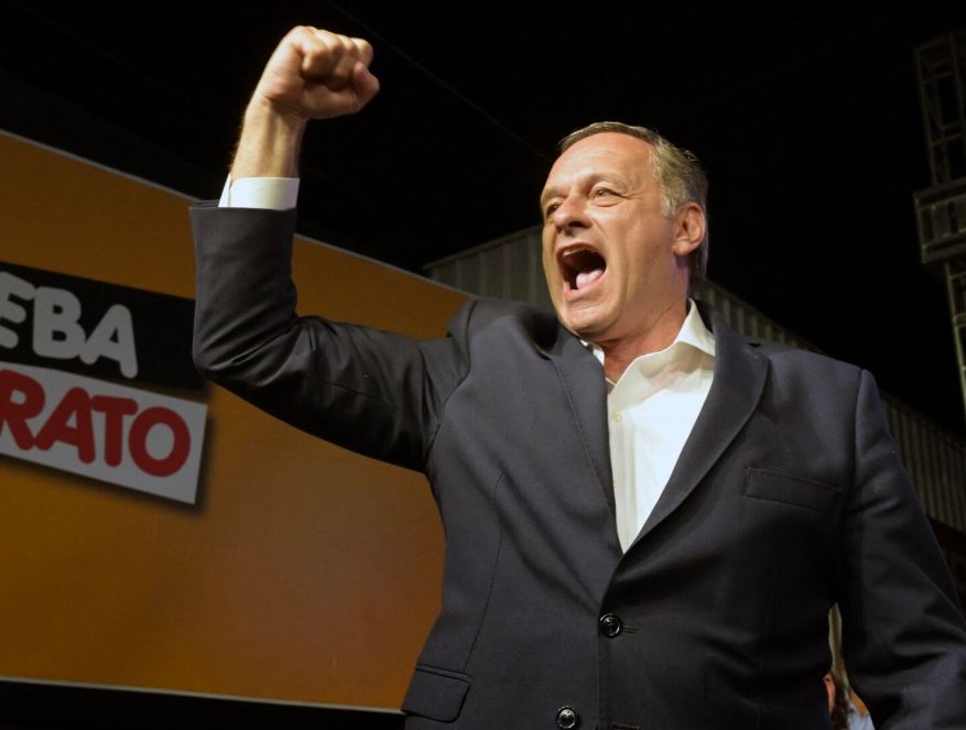 El candidato presidencial de Uruguay por el Partido Nacional, Álvaro Delgado, durante el mitin de cierre de campaña en Las Piedras, Canelones, Uruguay, el 22 de octubre de 2024, antes de las próximas elecciones presidenciales.