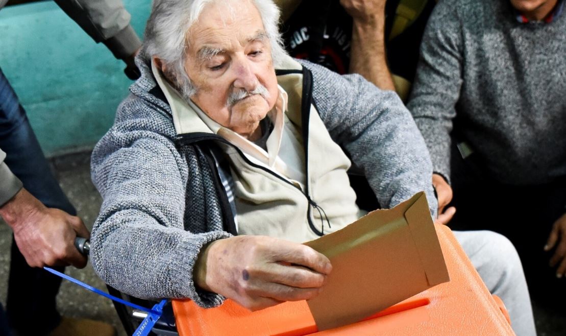 El expresidente de Uruguay, José Mujica, vota en una mesa electoral durante las elecciones generales, en Montevideo, Uruguay, el 27 de octubre de 2024. REUTERS/Martin Varela Umpierrez