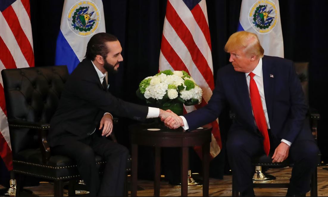 Donald Trump, sostiene una reunión bilateral con el presidente de El Salvador, Nayib Bukele, en el marco de la 74ª sesión de la Asamblea General de las Naciones Unidas (AGNU) en la ciudad de Nueva York, Nueva York, Estados Unidos, el 25 de septiembre de 2019.