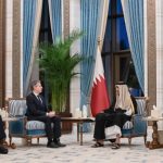 Antony Blinken, secretario de Estado de EE.UU., se reúne con el emir catarí, Tamim bin Hamad Al Thani, en Doha, el 24 de octubre de 2024.