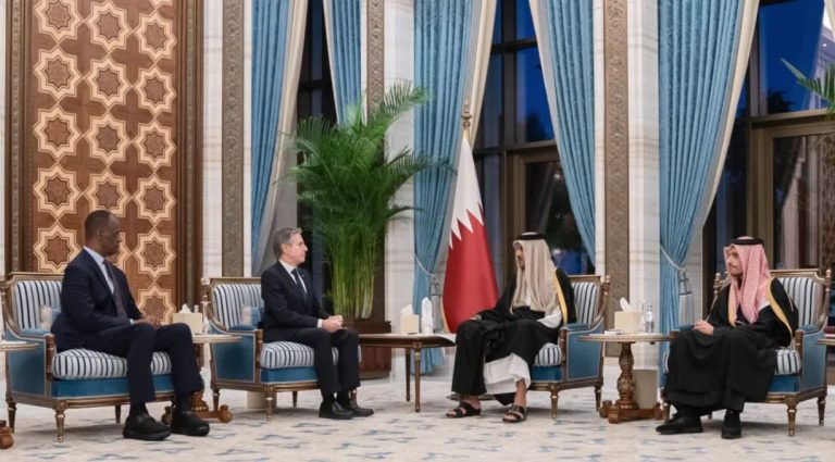 Antony Blinken, secretario de Estado de EE.UU., se reúne con el emir catarí, Tamim bin Hamad Al Thani, en Doha, el 24 de octubre de 2024.