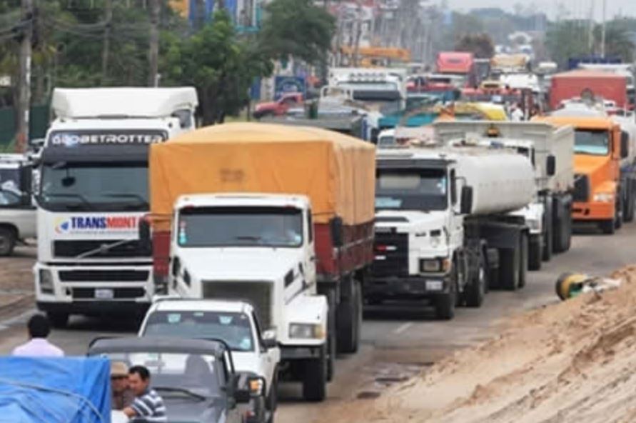 Los camiones en Bolivia pueden circular con normalidad.