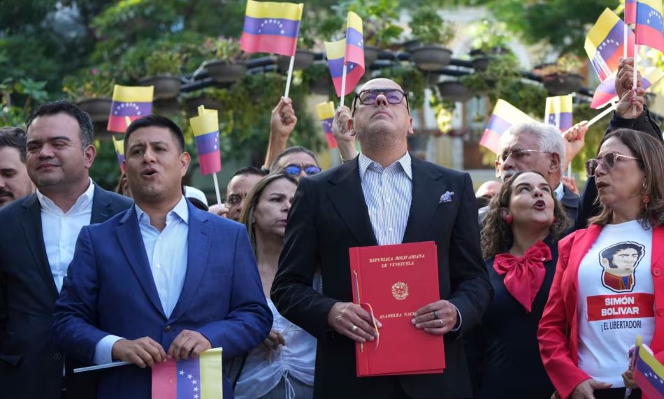 El presidente del poder legislativo de Venezuela, Jorge Rodríguez, celebra junto a diputados del chavismo la aprobación de la "Ley Simón Bolívar", en el Palacio Federal Legislativo, en Caracas, el 28 de noviembre de 2024.