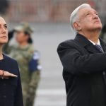 ARCHIVO – La presidenta electa de México, Claudia Sheinbaum, y el presidente saliente, Andrés Manuel López Obrador, asisten a un evento de aniversario en el Zócalo de Ciudad de México, el 19 de septiembre de 2024.
