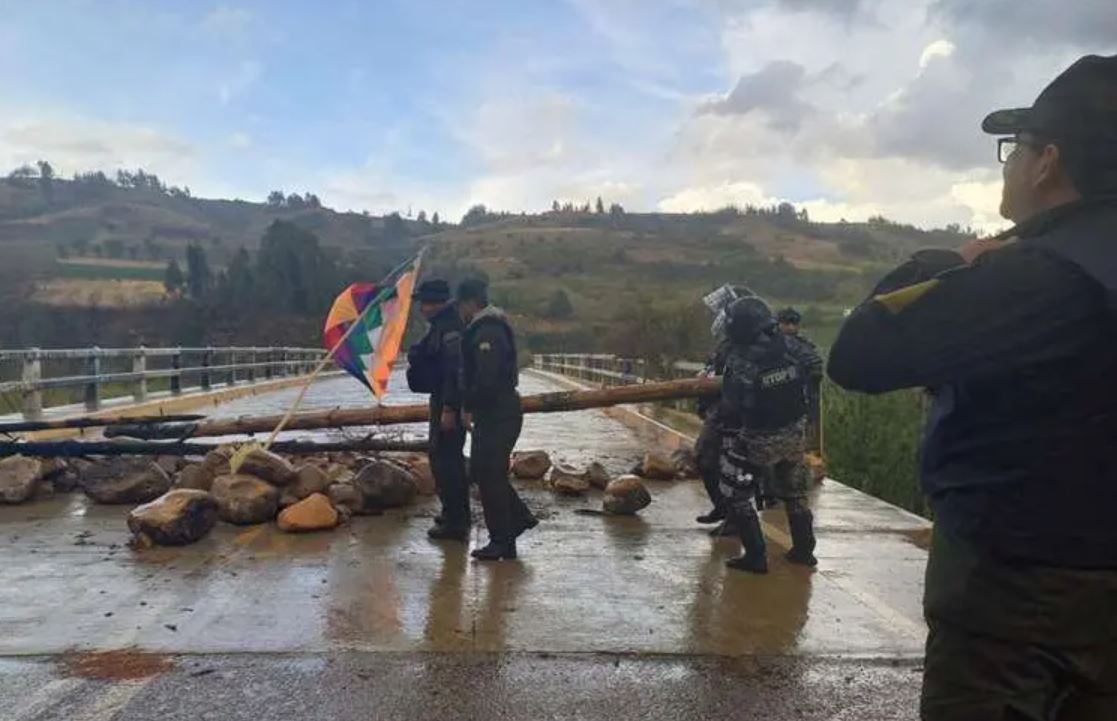 Agentes policiales desbloqueando las avenidas.