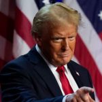 ARCHIVO - El candidato presidencial republicano, el expresidente Donald Trump, señala a la multitud en una fiesta de observación de la noche de las elecciones, el 6 de noviembre de 2024, en West Palm Beach, Florida.