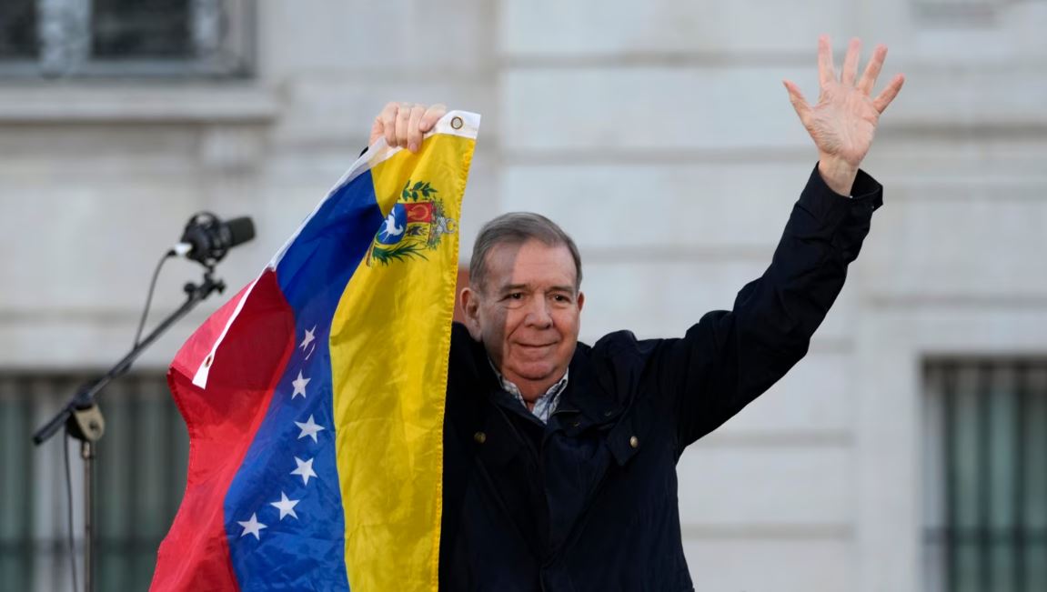 ARCHIVO - El excandidato presidencial opositor venezolano, Edmundo González Urrutia, durante una manifestación en Madrid el 28 de septiembre de 2024.