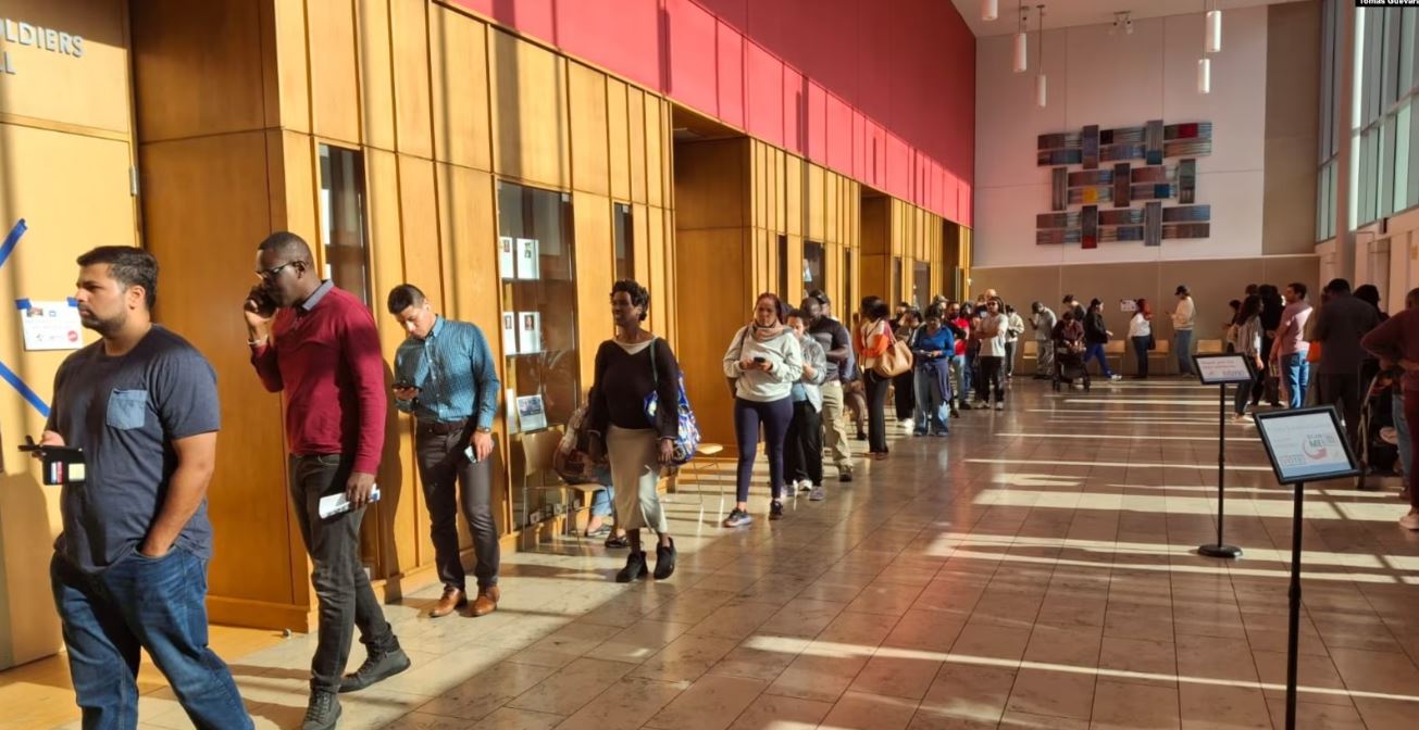 Largas filas en centros de votación en Silver Spring, Maryland. Algunos ciudadanos aseguran haber esperado casi dos horas para votar. [Fotografía Tomás Guevara / VOA]