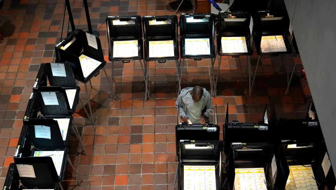 ARCHIVO - Una persona vota en el primer día de votación anticipada en las elecciones generales, el 21 de octubre de 2024, en Miami.