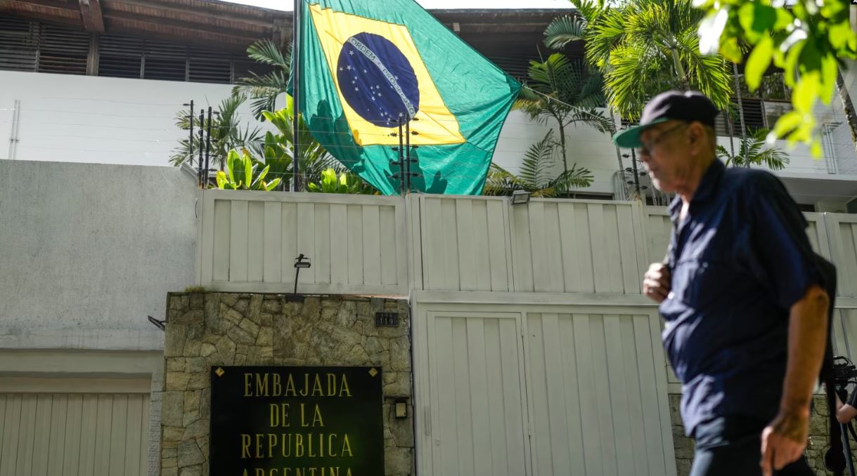 ARCHIVO - La bandera de Brasil ondea en la embajada de Argentina en Caracas, Venezuela, el 1 de agosto de 2024.