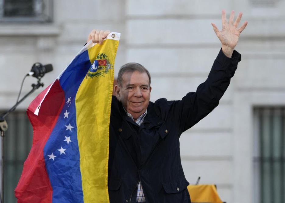 El opositor venezolano Edmundo González posa para una fotografía en una calle de Madrid, España, el 20 de noviembre de 2024.